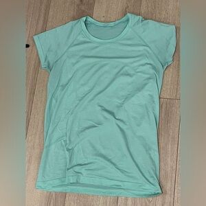 Lululemon Swiftly Tech Short-Sleeve Shirt 2.0
Hip Length - Teal